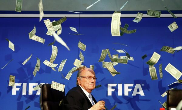Президент ФИФА Йозеф Блаттер, в которого британский комик Саймон Бродкин кинул денежные купюры