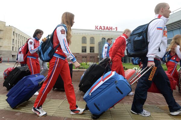 Спортсмены сборной России по прыжкам в воду на жележнидорожном вокзале в Казани