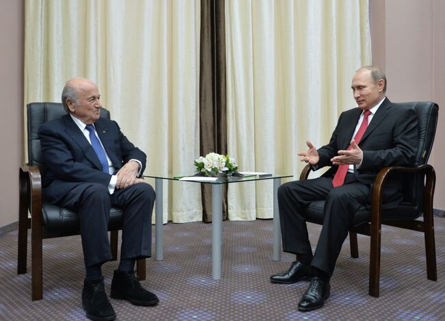 Президент России Владимир Путин и президент ФИФА Йозеф Блаттер во время встречи в Олимпийском парке в Сочи