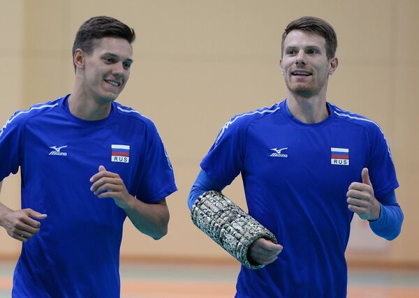 Игроки мужской сборной команды России по волейболу Виктор Полетаев (слева) и Евгений Сивожелез