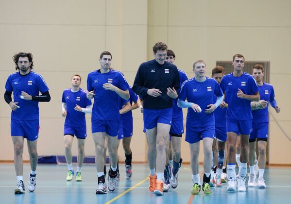 Игроки мужской сборной команды России по волейболу на тренировке