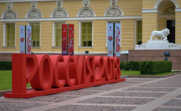 Рекламные флаги на улицах Санкт-Петербурга во время подготовки к предварительной жеребьевке ЧМ-2018 по футболу
