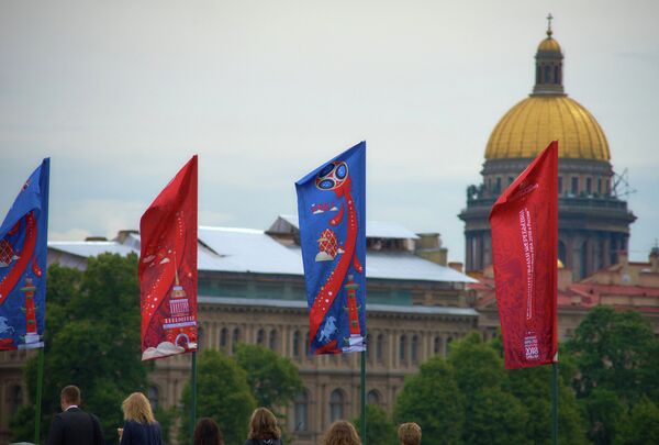 Рекламные флаги на улицах Санкт-Петербурга во время подготовки к предварительной жеребьевке ЧМ-2018 по футболу