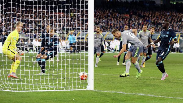 Полузащитник Реала Денис Черышев забивает мяч в ворота Манчестер Сити