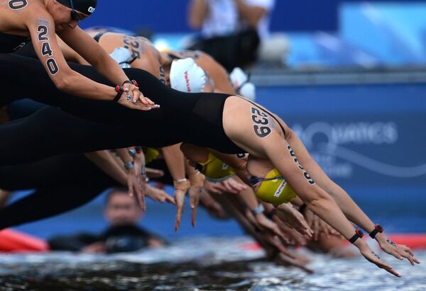 Спортсменки во время соревнований по плаванию на открытой воде на 5 км