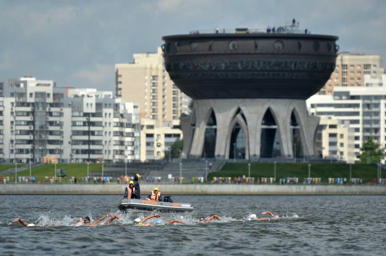 Спортсменки во время соревнований по плаванию на открытой воде на 5 км