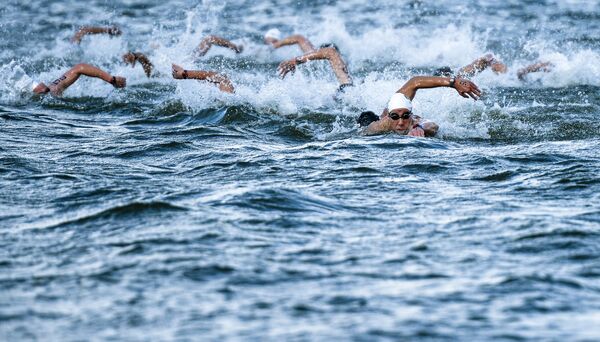 Спортсмены во время соревнований по плаванию на открытой воде на 5 км