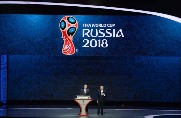 Президент России Владимир Путин (слева) и глава Международной федерации футбола (ФИФА) Йозеф Блаттер