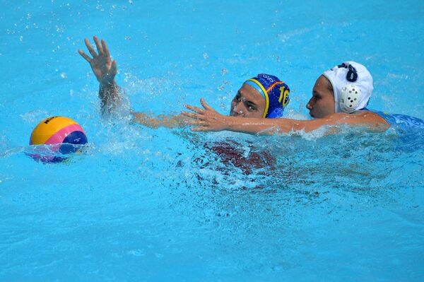 Роза Тараго (Испания) и Оксана Сайчук (Казахстан) в матче первого предварительного раунда по водному поло среди женщин