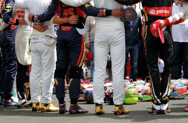 Пилоты во время минуты молчания в честь Жюля Бьянки перед стартом Гран-при Венгрии