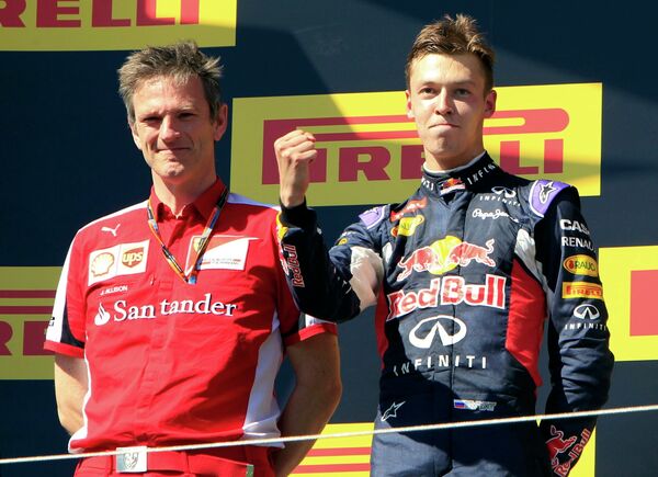 Глава команды Феррари Маурицио Арривабене и пилот Ред Булл Даниил Квят (справа) на подиуме Гран-при Венгрии
