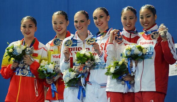 Сун Веньян и Хуан Сюэчен (Китай) - серебряная медаль, Наталья Ищенко и Светлана Ромашина (Россия) - золотая медаль, Юкико Инуи и Рисако Мицуи (Япония) - бронзовая медаль (слева направо)