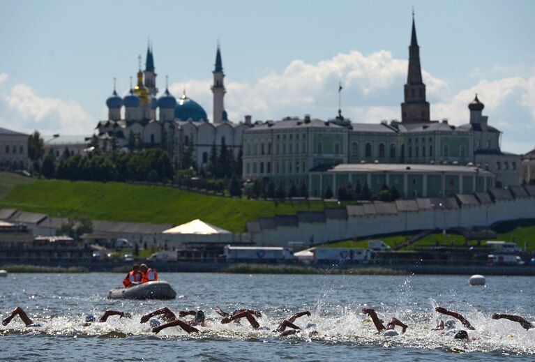 Спортсмены на дистанции 10 км на открытой воде среди мужчин на XVI чемпионате мира по водным видам спорта в Казани Спортсмены на дистанции 10 км на открытой воде среди мужчин на XVI чемпионате мира по водным видам спорта в Казани