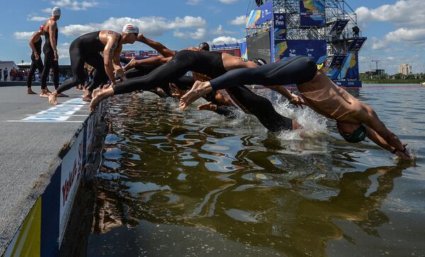 Спортсмены на старте дистанции 10 км на открытой воде среди мужчин на XVI чемпионате мира по водным видам спорта в Казани
