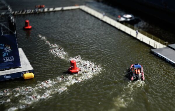 Спортсмены на дистанции 10 км на открытой воде среди мужчин на XVI чемпионате мира по водным видам спорта в Казани