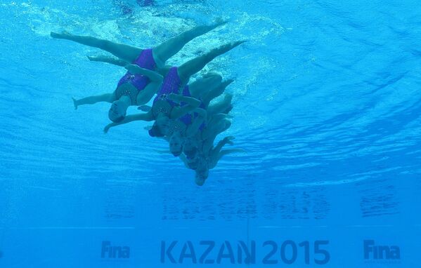 Спортсменки сборной Франции выступают в финале технической программы групповых соревнований по синхронному плаванию