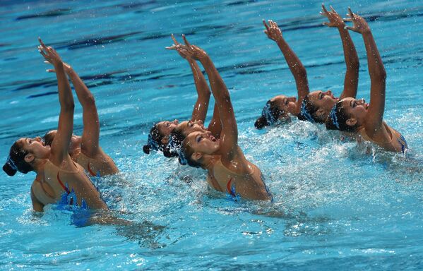 Спортсменки сборной Греции выступают в финале технической программы групповых соревнований по синхронному плаванию
