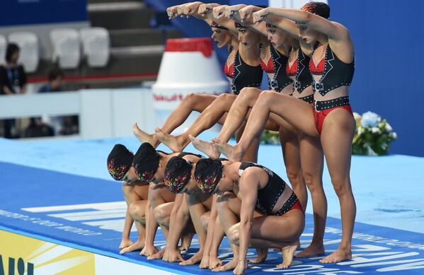 Спортсменки сборной Бразилии выступают в финале технической программы групповых соревнований по синхронному плаванию