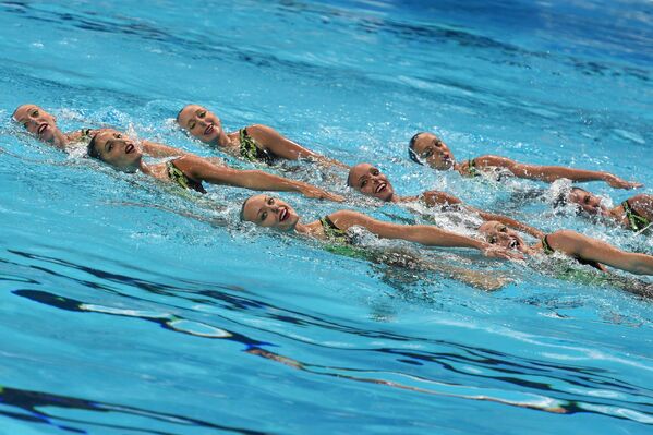 Спортсменки сборной Италии выступают в финале технической программы групповых соревнований по синхронному плаванию