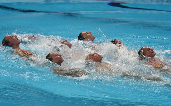 Спортсменки сборной Украины выступают в финале технической программы групповых соревнований по синхронному плаванию