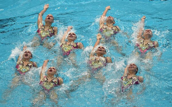 Спортсменки сборной России выступают в финале технической программы групповых соревнований по синхронному плаванию