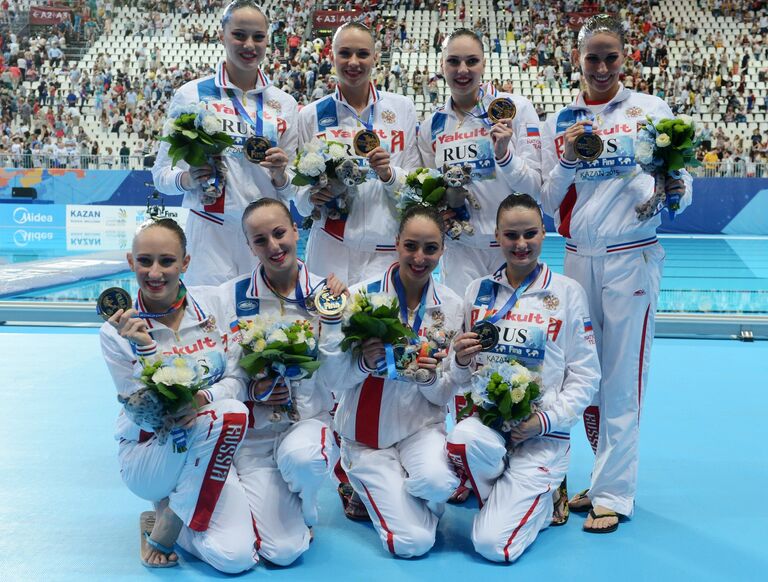 Спортсменки сборной России, завоевавшие золотые медали в финале технической программы групповых соревнований по синхронному плаванию Спортсменки сборной России, завоевавшие золотые медали в финале технической программы групповых соревнований по синхронному плаванию