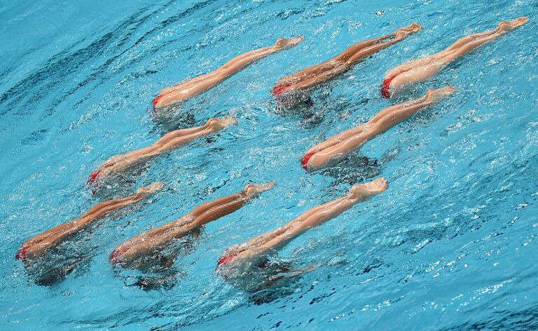 Спортсменки сборной Японии выступают в финале технической программы групповых соревнований по синхронному плаванию Спортсменки сборной Японии выступают в финале технической программы групповых соревнований по синхронному плаванию