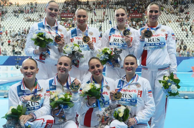 Спортсменки сборной России, завоевавшие золотые медали в финале технической программы групповых соревнований по синхронному плаванию