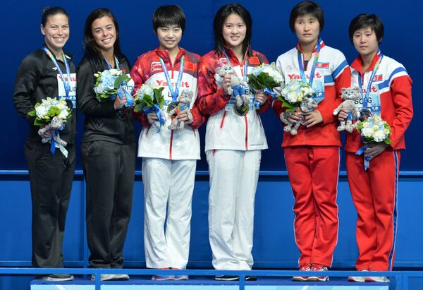 Меган Бенфейто и Розелин Филион (Канада) - серебряная медаль, Руолинь Чэнь и Хойся Лиу (КНР) - золотая медаль, Ким Юн Хуан и Сон Нам Хуан (КНДР) - бронзовая медаль (слева направо)