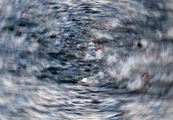 Спортсмены на дистанции 5 км на открытой воде среди мужчин на XVI чемпионате мира по водным видам спорта в Казани