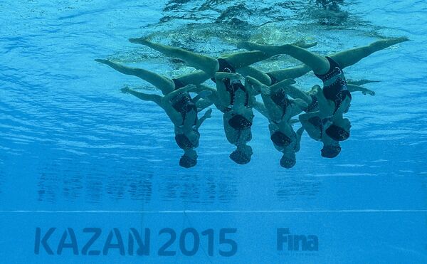 Спортсменки сборной Австралии выступают с технической программой в соревнованиях по синхронному плаванию на XVI чемпионате мира по водным видам спорта в Казани