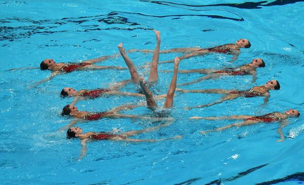 Спортсменки сборной России выступают с произвольной программой в комбинации на соревнованиях по синхронному плаванию