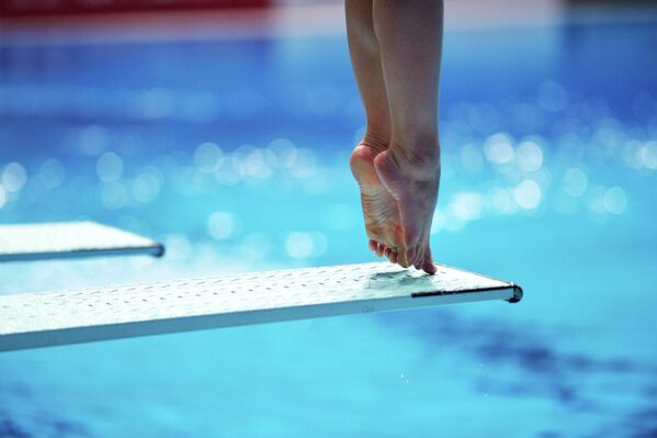 Спортсменка на тренировке перед началом предварительного раунда соревнований по прыжкам в воду с трамплина 1 м среди женщин