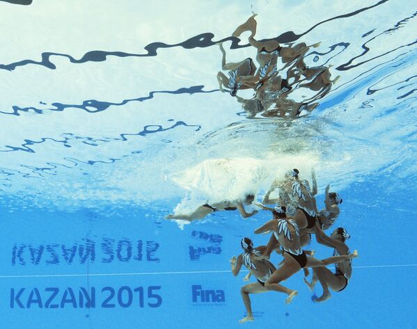 Спортсменки сборной Китая выступают в финале технической программы групповых соревнований по синхронному плаванию