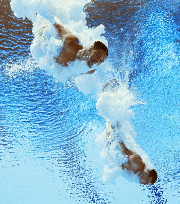 Илья Кваша и Александр Горшковозов (Украина) в соревнованиях предварительного раунда по синхронным прыжкам в воду с трамплина 3 м