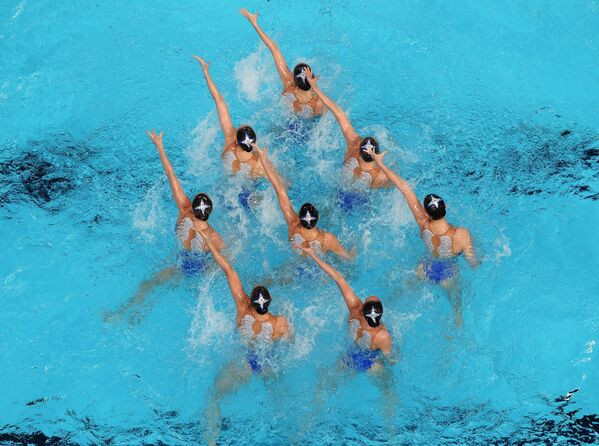 Спортсменки сборной России выступают с произвольной программой в предварительном раунде соревнований по синхронному плаванию