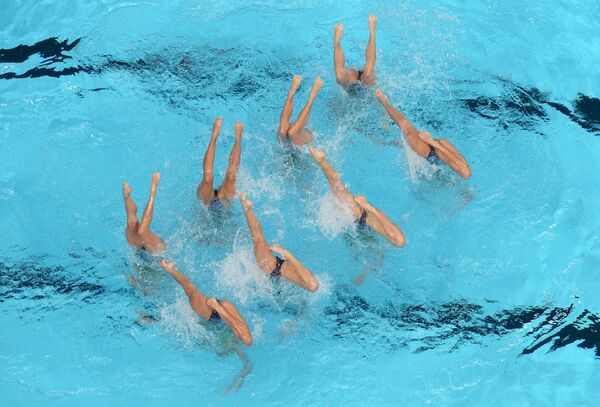 Спортсменки сборной Китая выступают с произвольной программой в предварительном раунде соревнований по синхронному плаванию