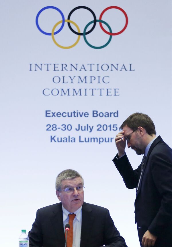 Президент международного олимпийского комитета (МОК) Томас Бах (слева)