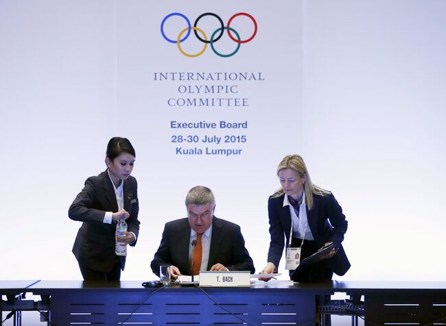 Президент международного олимпийского комитета (МОК) Томас Бах (в центре)