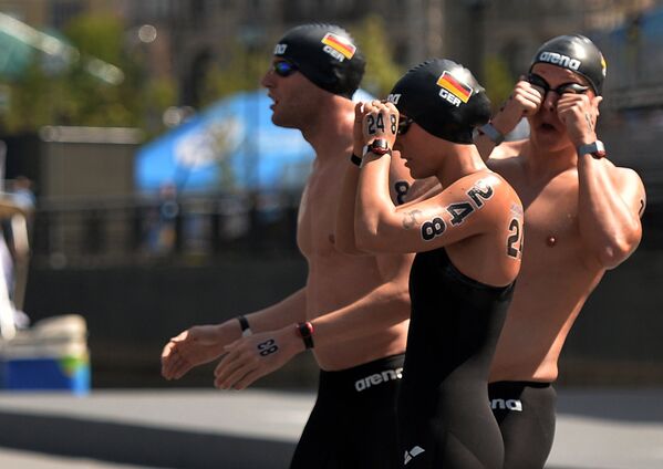 Спортсмены сборной Германии на старте соревнований по плаванию на открытой воде