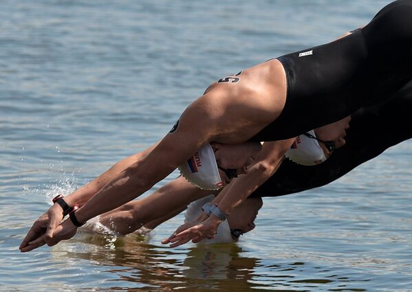 Спортсмены сборной России во время соревнований по плаванию на открытой воде