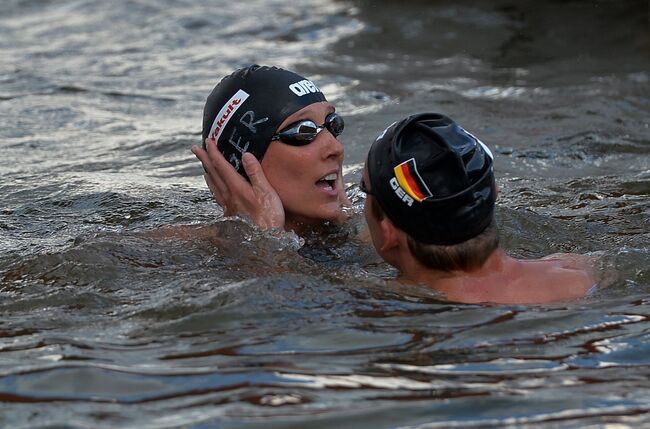 Спортсмены сборной Германии Роб Муффельс и Изабель Франциска Харле после финиша соревнований по плаванию на открытой воде