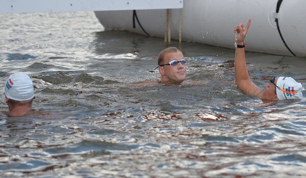 Марсель Шутен, Ферри Вертман и Шэрон ван Роувендаль (Нидерланды) после финиша на дистанции 5 км на открытой воде в командном зачете