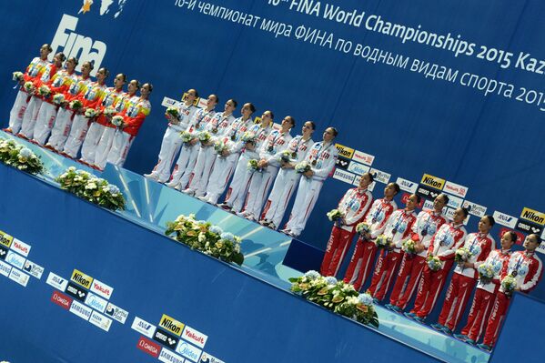 Синхронистки сборной Китая, синхронистки сборной России, синхронистки сборной Японии (слева направо)