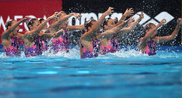 Спортсменки сборной Украины выступают с произвольной программой в финале соревнований по синхронному плаванию