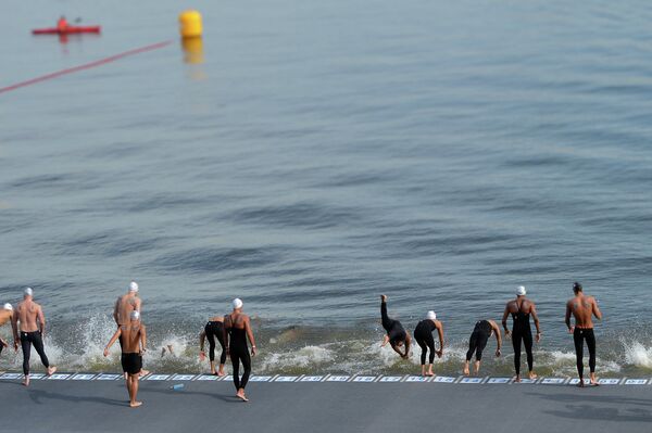 Спортсмены на старте дистанции 25 км на открытой воде