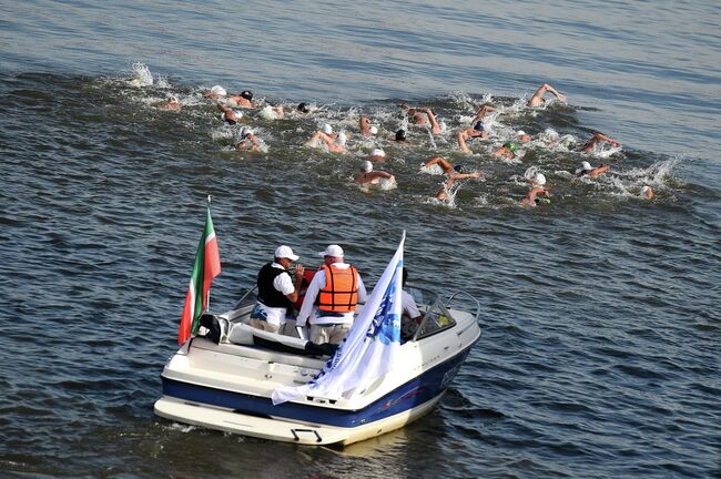Спортсмены на дистанции 25 км на открытой воде