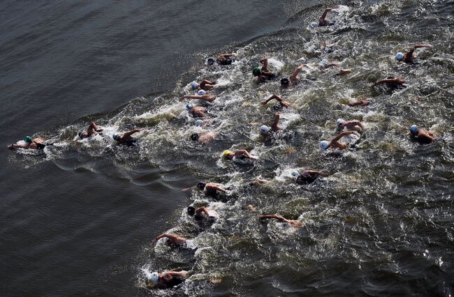 Спортсмены на дистанции 25 км на открытой воде