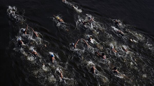 Спортсменки на дистанции 25 км на открытой воде