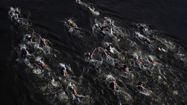 Спортсменки на дистанции 25 км на открытой воде